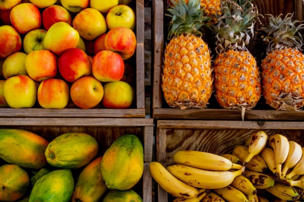 Свежие фрукты в ежедневном рационе – один из методов борьбы с запорами у пожилых, фото